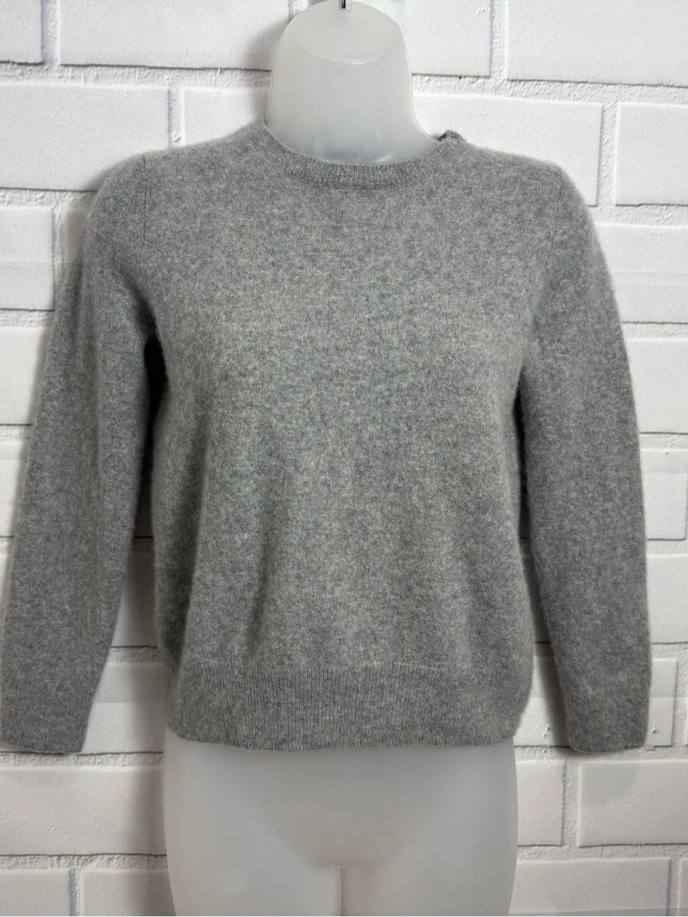 Quince 100% Mongolian Cashmere Crewneck Sweater Gray Size M Soft Luxury Knit